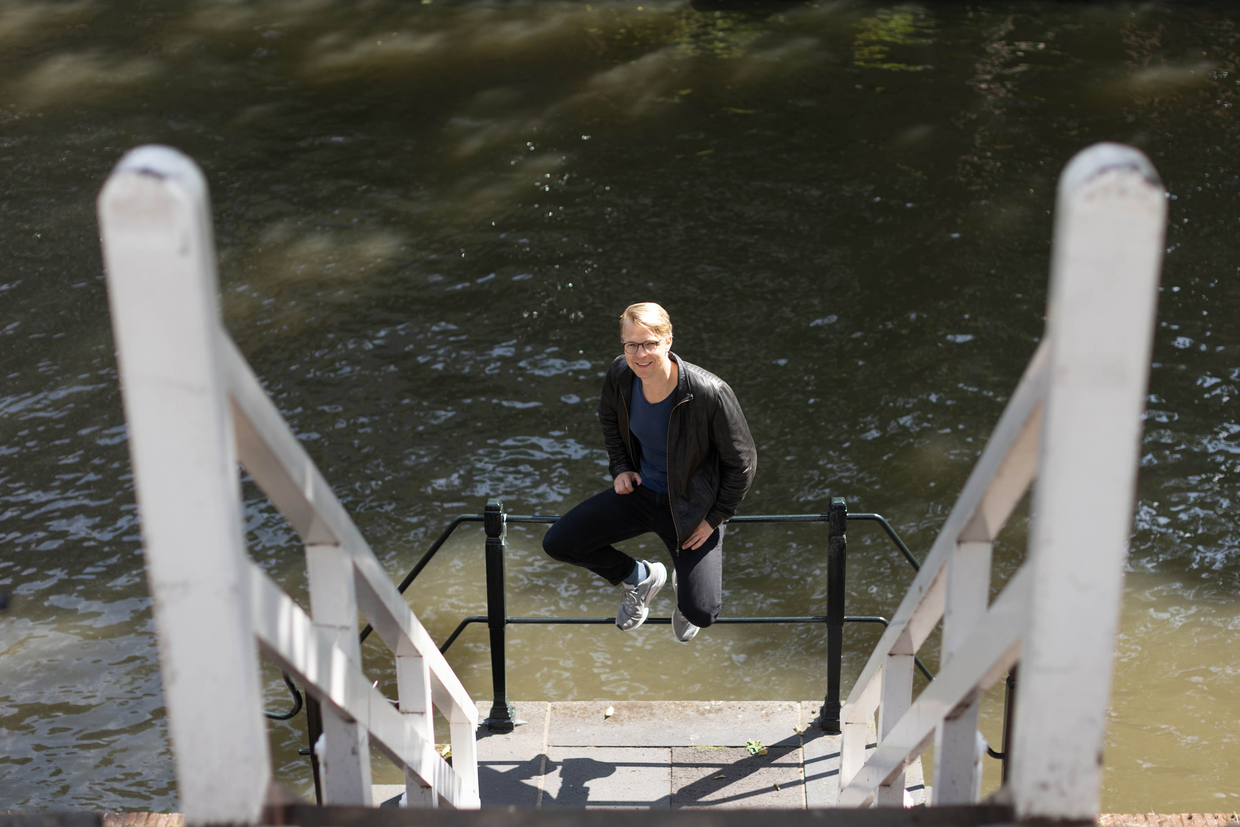 Beorn Nijenhuis mid-jump over an Amsterdam canal railing